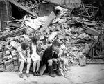 udbombet. »EU har bidraget til, at Europa har ændret sig fra at være et krigens kontinent til at blive et fredens«, lyder en af begrundelserne for at give EU fredsprisen. Her er tre børn fotograferet i september 1940 i London i den første del af den tyske 'Blitz'. 