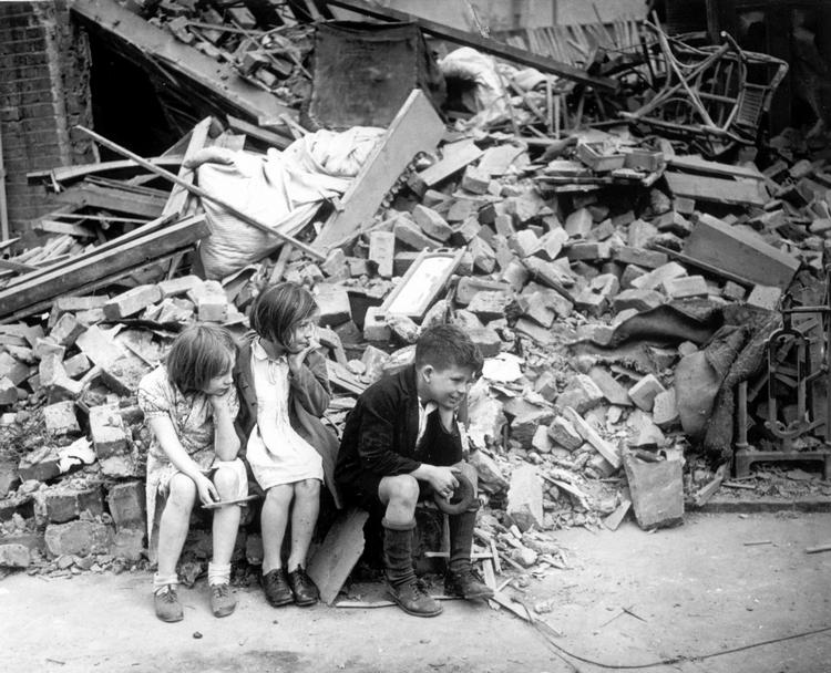 udbombet. »EU har bidraget til, at Europa har ændret sig fra at være et krigens kontinent til at blive et fredens«, lyder en af begrundelserne for at give EU fredsprisen. Her er tre børn fotograferet i september 1940 i London i den første del af den tyske 'Blitz'. 
