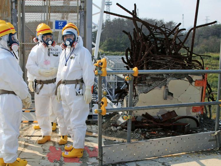 Katastrofalt. Oprydningsarbejdet er stadig i gang efter den store katastrofe. Her er ministerpræsident Yoshihiko Noda (til højre) på besøg. 