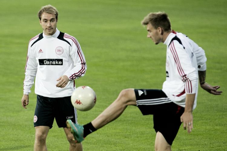 Bold. Christian Eriksen og Nicklas Bendtner på træningsbanen i Sofia. Nyt medieforlig indebærer, at DR og TV 2 kan byde på landsholdets kampe uden konkurrence fra de kommercielle tv-stationer. 