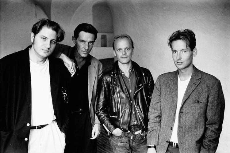 Hit. Brugte gyldne 1960'er-melodier som inspiration til hittet 'En nat bliver det sommer'. 