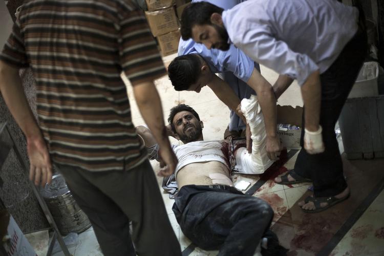 Blodigt. Krigen kan mærkes alle vegne, siger Politikens korrespondent. Her bliver en såret mand behandlet på et hospital i Aleppo, Syriens største by. 