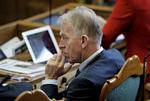 Skifte. I morgen går Villy Søvndal af som formand. Hans efterfølger får en hård opgave. 