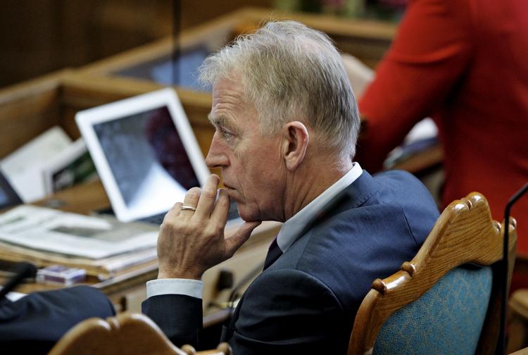 Skifte. I morgen går Villy Søvndal af som formand. Hans efterfølger får en hård opgave. 