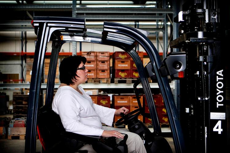 Løft. Line Baes er en af de mange kursister, som tager truckcertifikat på  Erhvervsskolen Nordsjælland i Hillerød. 