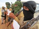Islamister i det nordlige Mali har rekrutteret og betalt for mere en 1000 børn fra landsbyer, der lider af fattigdom og hungersnød. Billedet her er fra 27. september og viser soldaterne 13-årige Abdullahi (th) og 14-årige Hamadi (nummer to fra venstre). 