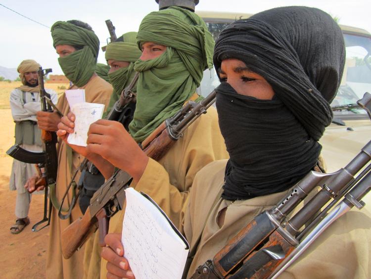 Islamister i det nordlige Mali har rekrutteret og betalt for mere en 1000 børn fra landsbyer, der lider af fattigdom og hungersnød. Billedet her er fra 27. september og viser soldaterne 13-årige Abdullahi (th) og 14-årige Hamadi (nummer to fra venstre). 