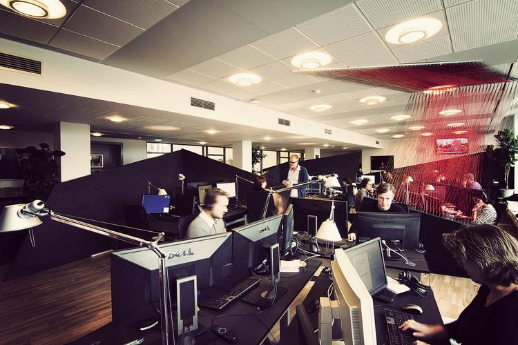 Slør. Nyhedsredaktionen på Radio24syv har både massive ruminddelere af pap og filt og transparente af tråde og akryl. 