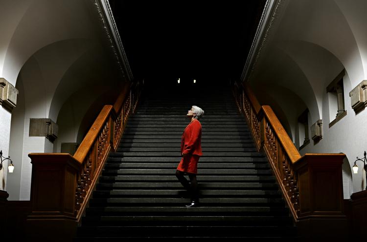 forventninger. Vilhelmsens støtter forventer, at hun vil udfordre regeringslinjen og trække SF mere til venstre. Det kan blive svært for Vilhelmsen både på grund af den økonomiske krise og fordi hun ikke har nogen politisk goodwill hos de andre partier, skriver Mette Østergaard. 