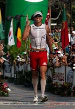 Ekstremt. En topatlet som Rasmus Henning gennemfører en 'Ironman' på under ni timer: 3,8 km svømning i åbent hav efterfølges af 180 km cykling, inden finalen - et maratonløb på 42,195 km. 
