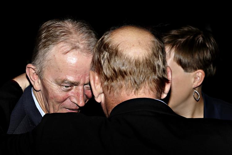 Slut. Harald Børsting får en sludder med dagens taber og dagens den afgående formand. 