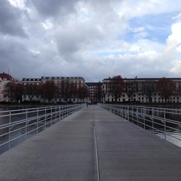 Flydebro. Det er kun tilladt at gå hen over Københavns nye bro, der flyder mellem Sortedam dosseringen og Øster Søgade. 