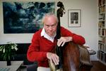 Bassist. Rektorsønnen Erik Moseholm var på vegne mange steder i kulturlivet. Et af hans sidste projekter var jobbet som kunstnerisk leder af EU-jazzprojektet Swinging Europe. 