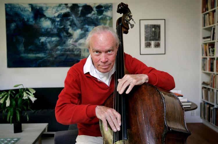 Bassist. Rektorsønnen Erik Moseholm var på vegne mange steder i kulturlivet. Et af hans sidste projekter var jobbet som kunstnerisk leder af EU-jazzprojektet Swinging Europe. 