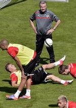 Ups. Hitzfeld udviste alt andet et et halvt hundrede års rutine fra professionel fodbold under opgøret mod Norge. 