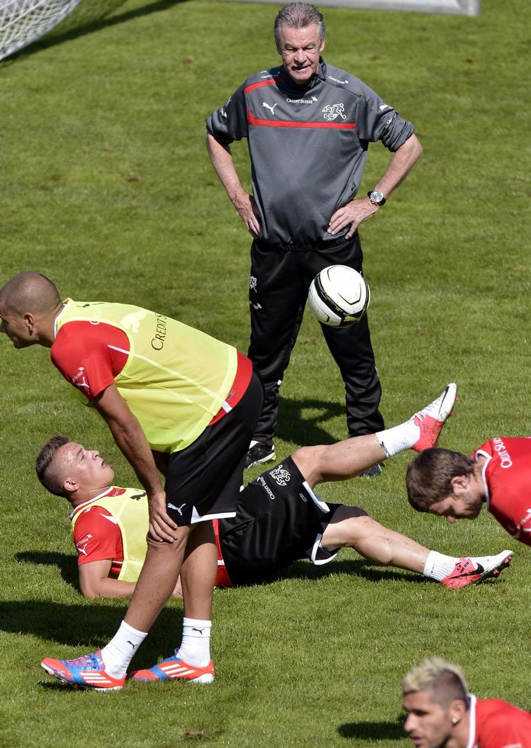 Ups. Hitzfeld udviste alt andet et et halvt hundrede års rutine fra professionel fodbold under opgøret mod Norge. 