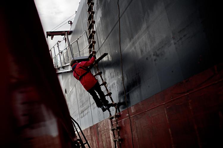 Hjælp. Lods Henrik Rosendal-Jensen går om bord på det 183 meter lange fragtskib 'Baltic Breeze' for at hjælpe det gennem Øresund. 