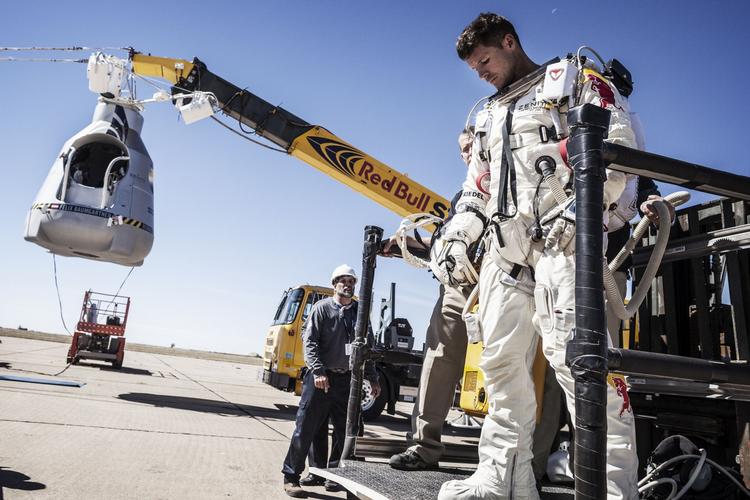 Spring. I dag er dagen. Måske. Her er det Baumgartner fra i tirsdags, da han hjorde sig klar til det spring, som siden blev aflyst. 