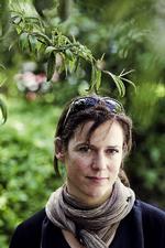 Nøjagtig. Sidsel Falsig Pedersen rammer rent i sin beskrivelse af den menneskelige angst, der både er en dybt personlig sag og et fælles grundvilkår.