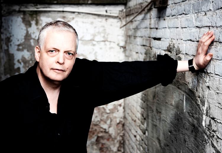 DDR-liv. Der er mange sandheder om livet i Østtyskland, og det lykkes Peter Asmussen  at favne DDR-tiden og dens mennesker med varme  og sans for deres  vilkår. 