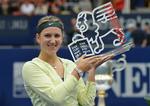 TRÆNGSEL. Man må håbe Viktoria Azarenka har et meget stort skab til sine tennistrofæer, som bliver hentet i stor stil denne sæson. 