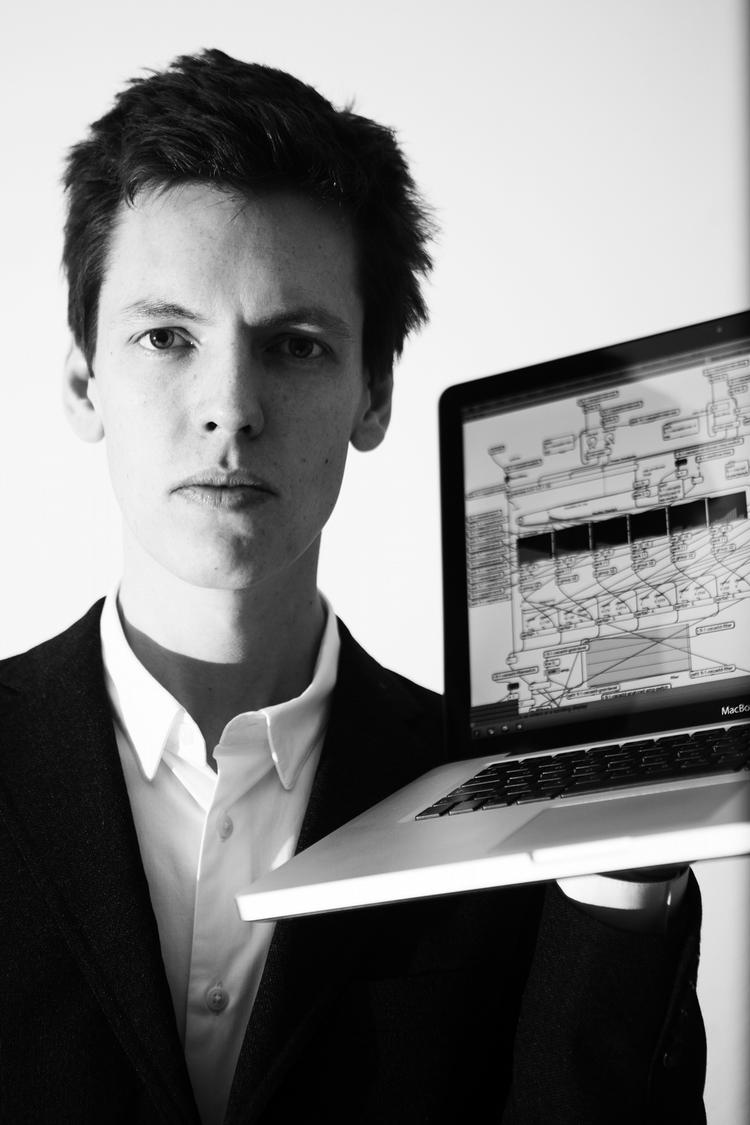 elektrolyd. Det ligner en matematisk model. Men faktisk er det det synlige udtryk for den elektroniske lydside i Rune Glerups elektroakustiske musik. 