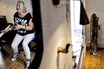 Sanglærer. Pia Scharling starter altid med at bede sine sangnovicer synge én tone efter eget valg. Når de opdager, at de kan synge den ene tone rent, vokser selvtilliden. 