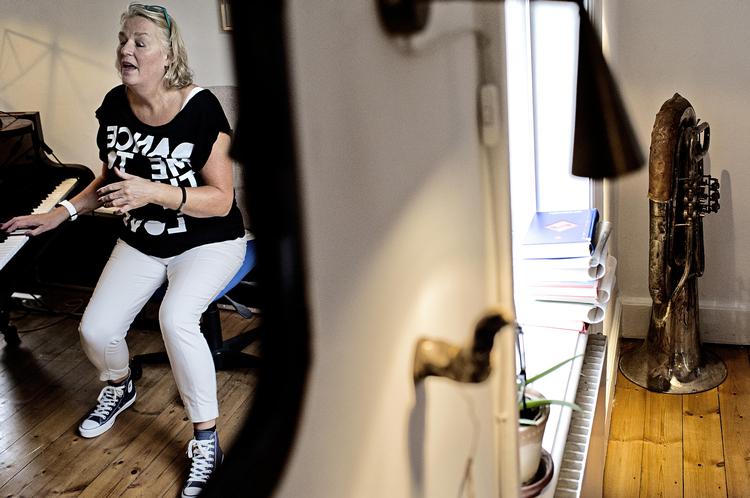 Sanglærer. Pia Scharling starter altid med at bede sine sangnovicer synge én tone efter eget valg. Når de opdager, at de kan synge den ene tone rent, vokser selvtilliden. 