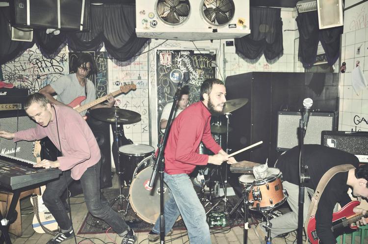 mere koklokke. Synd og skam fanget i kampens hede under en koncert på Bakken i Kødbyen i København. 