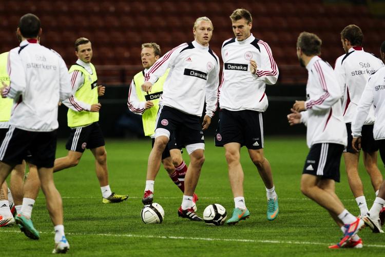 italienerne. VM-spillere med en fortid og en nutid i italiensk, Simon Kjær og Nicklas Bendtner, under træningen på San Siro. 