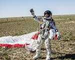 Jubel. Den østrigske vovehals Felix Baumgartner og landede som planlagt med faldskærm i Roswell i den amerikanske delstat New Mexico. 