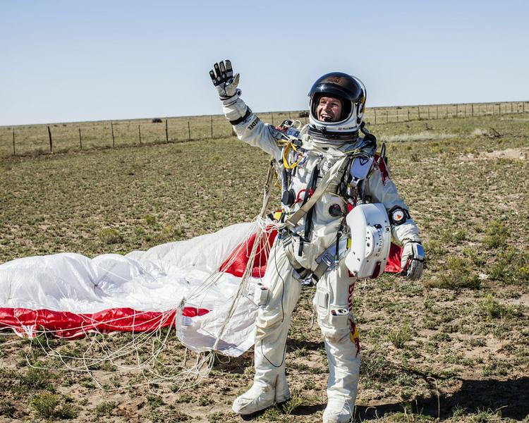 Jubel. Den østrigske vovehals Felix Baumgartner og landede som planlagt med faldskærm i Roswell i den amerikanske delstat New Mexico. 