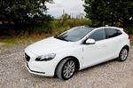 Coupéstil. Volvo V40 har skrottet de firkantede former og ser meget lav ud. Der er dog tilstrækkeligt plads på bagsædet. 