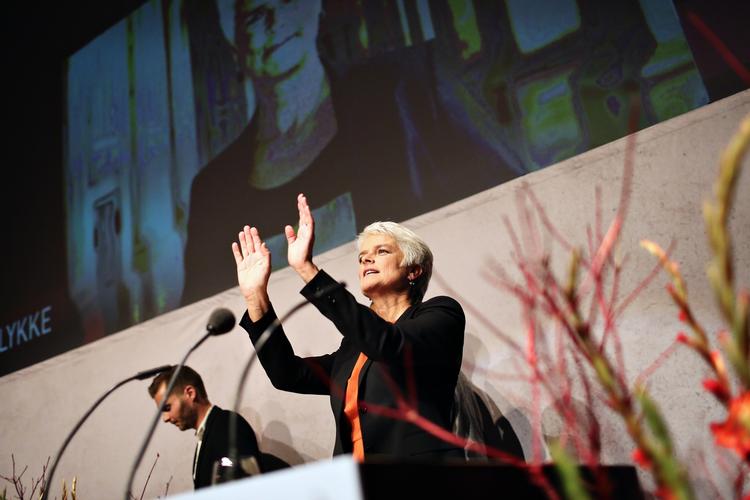 Sejrrig. Med valget af Annette Vilhelmsen er de gamle ved at overtage partiet fra børnebanden, skriver Mette Østergaard om den nye SF-formand. 
