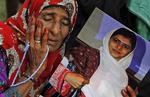 Støtte. En ældre dame holder en plakat af Malala Yousufzai i Karachi i Pakistan. Det er der mange, der gør for tiden. 