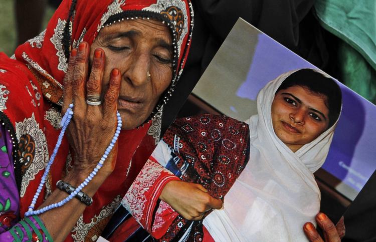 Støtte. En ældre dame holder en plakat af Malala Yousufzai i Karachi i Pakistan. Det er der mange, der gør for tiden. 