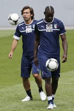 Chefen. Fysisk hurtighed er ikke ligefrem et varemærke hos Andrea Pirlo (t.v.), men han tænker på et højere plan end de fleste andre fodboldspillere og straffer modstanderne med dybe stikninger til bl.a. Mario Balotelli. 