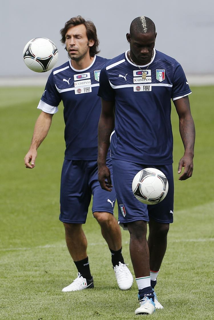 Chefen. Fysisk hurtighed er ikke ligefrem et varemærke hos Andrea Pirlo (t.v.), men han tænker på et højere plan end de fleste andre fodboldspillere og straffer modstanderne med dybe stikninger til bl.a. Mario Balotelli. 