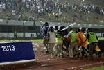 Beskyttelse. Didier Drogba og co. måtte eskorteres væg fra arenaen i Dakar. 