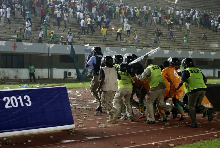 Beskyttelse. Didier Drogba og co. måtte eskorteres væg fra arenaen i Dakar. 