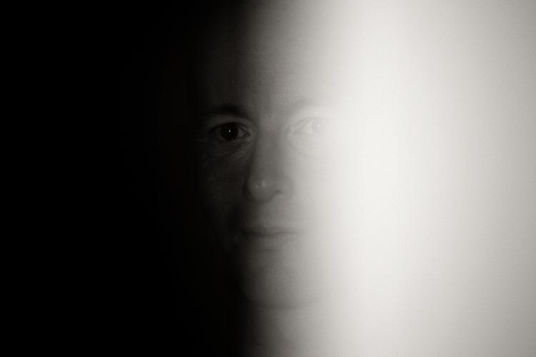 Skyggehjerte. Jens Unmack tilegner det nye Love Shop-album til H.H. og H.H. - de afdøde Love Shop-medlemmer Henrik Hall og Hilmer Hassig. 