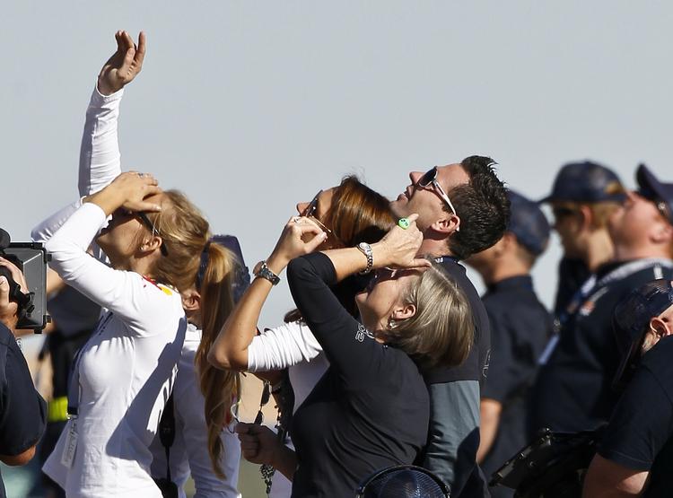 Seersucces. Felix Baumgartnes spektakulære spring blev fulgt fra landjorden og foran millioner af tv-skærme verden over. 