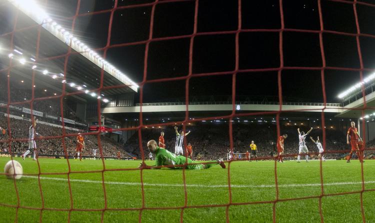 Startvanskeligheder. Liverpool FC har blot fået seks point i de første syv kampe i Premier League, og klubben er langt efetr de klubber, de gerne vil måle sig med: Chelsea, United og City. 