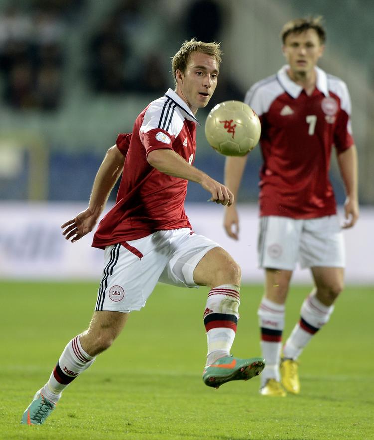 Fælleseje. Jeg er varm tilhænger af, at fodboldlandskampe eller OL bliver vist på landsdækkende tv-kanaler, skriver kulturordfører Mogens Jensen (S). 