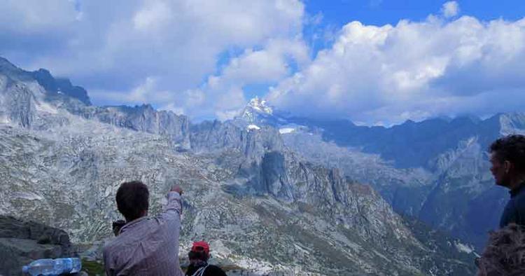 UDSIGT. I De Italienske Alper, ’Sentiero Roma’, ved Comosøen kan man vandre op og nyde udsigten over dalen 1.500 meter nede. 