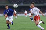 Sensationssejr. Diego Fuser og  og Christian Vieri bragte Italien foran 2-0 i 1999, men Martin Jørgensen og Morten Wieghorst fik udlignet, inden Jon Dahl Tomasson med en afslutning fra kanten af feltet fik hentet den danske 3-2-gevinst hjem. 