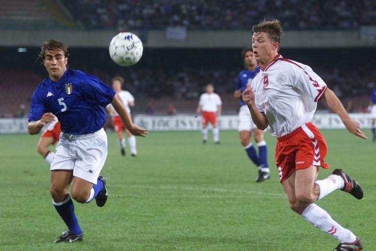 Sensationssejr. Diego Fuser og  og Christian Vieri bragte Italien foran 2-0 i 1999, men Martin Jørgensen og Morten Wieghorst fik udlignet, inden Jon Dahl Tomasson med en afslutning fra kanten af feltet fik hentet den danske 3-2-gevinst hjem. 