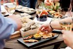 Fænomen. I både Paris, New York, London og Berlin er det populært at tage til intim gourmetmiddag - hjemme hos kokken. Nu lærer København 'social dining' at kende. 