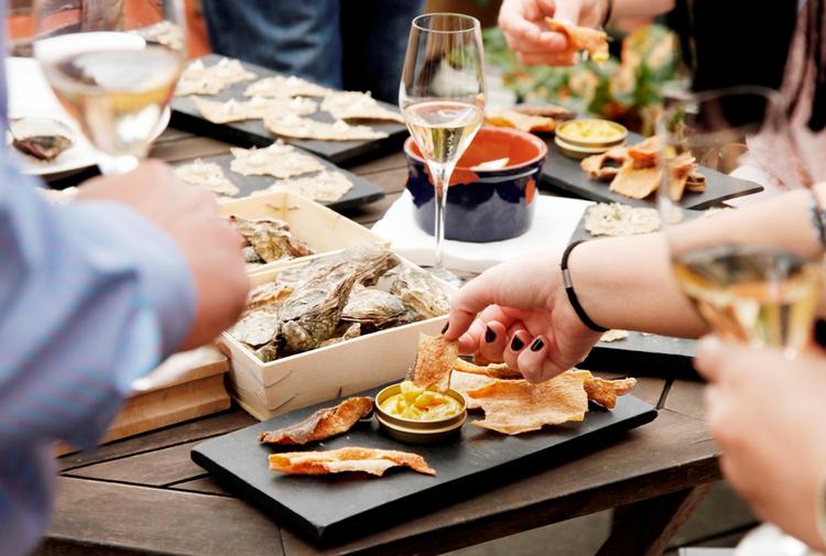 Fænomen. I både Paris, New York, London og Berlin er det populært at tage til intim gourmetmiddag - hjemme hos kokken. Nu lærer København 'social dining' at kende. 