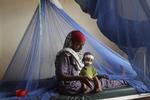 Hungersnød. Som land må danskerne aldrig glemme, at over en milliard mennesker dagligt går sultne i seng. Her ses en ung mor med sit barn i Dadaab, Kenya. 
